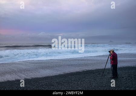 WA23945-00...WASHINGTON - Tom fotografiert Wellen bei Sonnenuntergang am Rialto Beach im Olympic National Park. Stockfoto