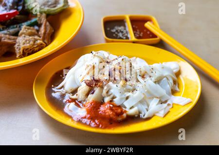 Chee Cheong Fun oder Reisnudelrolle mit Saucen und Sesam und Schalotte sind beliebte chinesische Gerichte in Malaysia Stockfoto