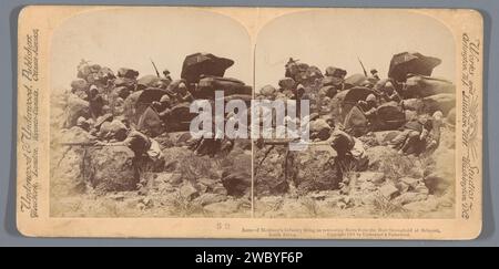 Präsentation britischer Soldaten, die eine Bombardierung von einem Felsen in Belmont, Südafrika durchführen, Anonym, 1901 Stereografie Belmontpublisher: New York (City) (möglicherweise) Karton. Papieralbumendruck Attack  Belagerung. Felsformationen Belmont Stockfoto