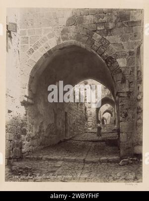 Straße zum Palast des Herodus in Jerusalem, Maison Bonfils, ca. 1867 - ca. 1895 Fotografie Teil des Reisalbums mit Fotos von Jerusalem und anderen biblischen Orten. Jerusalem-Pappe. Papier. Fotografische Trägeralbumen drucken schräge Straße; Straße mit Treppen oder Treppen. Arch, Archivolt  Architektur Jerusalem Stockfoto