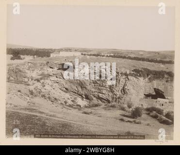 Blick auf die Höhle von Jeremia und das Kloster St. Stefanus bei Jerusalem, Maison Bonfils, ca. 1867 - ca. 1895 Fotografie eines Teils von Reisalbum mit Fotos von Jerusalem und anderen biblischen Orten. Jerusalem-Pappe. Papier. Fotografische Stütze, Albumendruckhöhle, Grotte. abtei, Kloster, Kloster  römisch-katholische Kirche Jerusalem Stockfoto