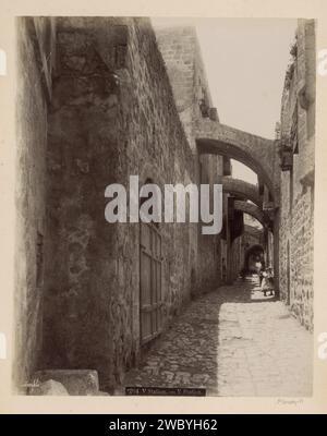 Fünfte Stationen des Kreuzes auf der Via Dolorosa in Jerusalem, Maison Bonfils, um 1867 - um 1895 Foto Teil von Reisalbum mit Fotos von Jerusalem und anderen biblischen Orten. Jerusalem-Pappe. Papier. Fotografische Trägeralbumendruckstationen des Kreuzes. Straße Jeruzalem. Schmerzhafte Art Stockfoto