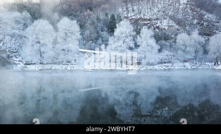 Peking, China. Januar 2024. Dieses Foto, aufgenommen am 12. Januar 2024, zeigt die Reimlandschaft in der Benxi Water Cave in Benxi, Nordostchinas Provinz Liaoning. Quelle: Wang Nan/Xinhua/Alamy Live News Stockfoto