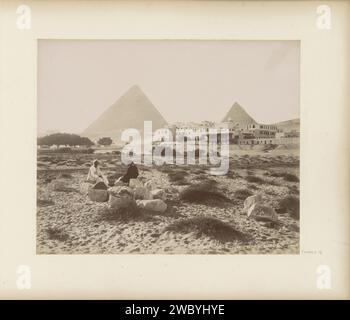 Blick auf die Pyramiden von Gizh mit Hotel 'Mena House', Maison Bonfils, ca. 1886 - ca. 1898 Foto Teil des Reisealbums mit 80 Fotos aus Ägypten. Gizeh-Karton. Papier. Fotografische Trägeralbumendruckpyramide (historische Grabform). Hotel, Hostelry, inn Giza Stockfoto