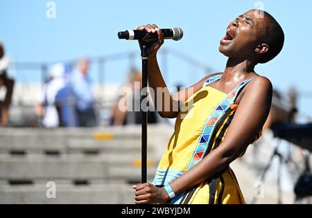 Kapstadt, Südafrika. Januar 2024. Ein Popsänger tritt am 12. Januar 2024 beim Jazzathon in Kapstadt auf, der an der V&A Waterfront in Kapstadt, Südafrika, stattfindet. Der jährliche Kapstadt Jazzathon, ein ikonisches Musikfestival aus dem Jahr 1997 in Südafrika, begann am Freitag. Quelle: Xabiso Mkhabela/Xinhua/Alamy Live News Stockfoto