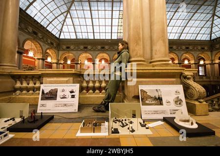 St. Petersburg, Russland. Januar 2024. Ein Schüler der St. Die Staatliche Akademie der Künste und Industrie Petersburgs steht in der Halle des Gebäudes in der Nähe der Arbeiten des Studenten. Die St. Die Petersburger Staatliche Akademie der Künste und Industrie wurde 1876 nach A. L. Stieglitz (Sankt Petersburg Stieglitz Staatliche Akademie für Kunst und Design) gegründet. Die Akademie hat eine Galaxie talentierter und erfolgreicher Künstler und Designer für die Fertigungsindustrie ausgebildet. Quelle: SOPA Images Limited/Alamy Live News Stockfoto