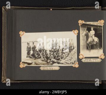 Gruppenporträt unbekannter japanischer Soldaten und eines Soldaten zu Pferd, Anonym, ca. 1930 - ca. 1940 Foto diese Fotos sind Teil eines Albums. Baryta Paper. Papier Gelatine Silberdruck anonyme historische Person porträtiert. Anonyme historische Personen, die in einer Gruppe dargestellt werden, in einem Gruppenporträt. Der Soldat, das Leben des Soldaten. Pferd Stockfoto