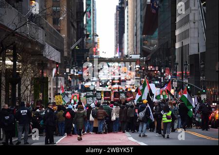 New York, USA. Januar 2024. Anhänger von Palästinensern, die Flaggen und Schilder halten, marschieren in Reaktion auf den Krieg zwischen Israel und der Hamas auf die 42nd Street ein paar Blocks von den Vereinten Nationen entfernt, New York, NY, 12. Januar 2024. (Foto: Anthony Behar/SIPA USA) Credit: SIPA USA/Alamy Live News Stockfoto