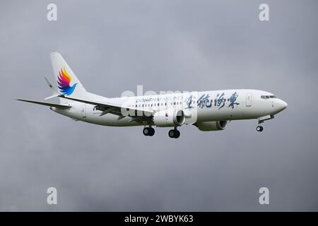 Everett, WA, USA – 10. Januar 2024; Donghai Airlines Boeing 737 Max 8 bei Endanflug zur Landung mit abgesenktem Rad Stockfoto