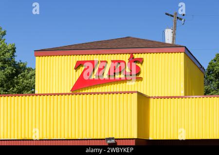 Colfax, WA, USA - 22. Mai 2023; Name des Zips in Rot im gelben Fast Food Restaurant in Colfax Washington Stockfoto