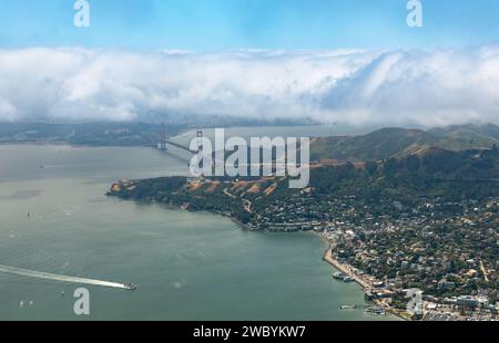 Aus der Vogelperspektive auf die Wolken, die über die Marin Headlands, die Golden Gate Bridge und die Yachthäfen von Sausalito Rollen. Stockfoto