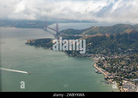Aus der Vogelperspektive auf die Wolken, die über die Marin Headlands, die Golden Gate Bridge und die Yachthäfen von Sausalito Rollen. Stockfoto