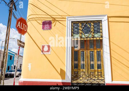 Merida Mexico, Centro Historico Central Historico Central Historico, Calle 66, gelbes Gebäude Stoppschild, städtische Szenenarchitektur, schmiedeeisernes Sicherheitstor, doppelt Stockfoto