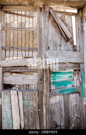 Merida Mexico, zentrales historisches Zentrum des historischen Viertels, alte verwitterte Holztüren, Außenfassade, Vordereingang des Gebäudes Stockfoto