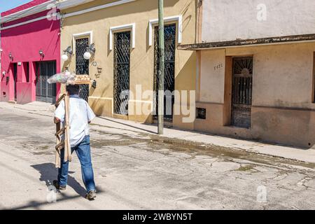 Merida Mexico, Centro Historico Central Historico Central Historico, Mann Männer männlich, Erwachsene, Bewohner, Straßenverkäufer, Fußgängerzone, Balancing Stockfoto