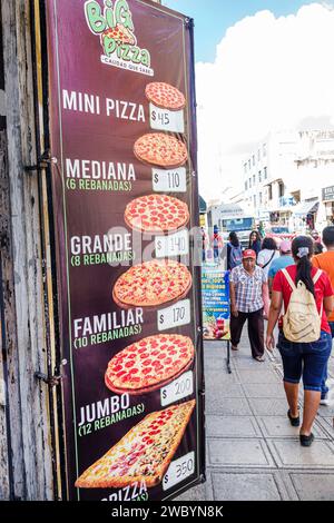 Merida Mexico, Centro Historico, zentrales historisches Viertel, Schilderbanner Plakatwand, Pizza Pizzeria Menü, Mini Medium große Jumbo Größen, Mann Männer männlich, Frau Wo Stockfoto