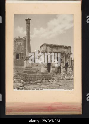 Ansicht der Säule von Phocas und des Bugs von Septimius Severus auf dem Forum Romanum in Rom, Edizione Brogi, um 1875 - in oder vor 1907 Fotografie Teil des Fotoalbums mit Aufnahmen von Sehenswürdigkeiten und Kunstwerken in Italien. Römisches Forum fotografische Unterstützung Gelatine Silber Drucksäule, Säule  Architektur. Triumphbogen Macht der Phocas. Boog von Septimius Severus Stockfoto