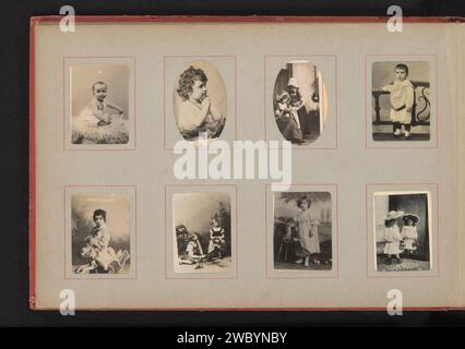 Kinderporträts, Anonym, 1890 - 1900 fotomechanischer Druck acht Kinderporträts, darunter ein Porträt eines Babys und ein Porträt mit der Inschrift: Spiegelbild. Diese Seite ist Teil eines Albums. Unterstützung für Fotos. Papier. Karton Gelatine Silberdruck / Kollotypie Mädchen (Kind zwischen Kleinkind und Jugend). Kleinkind. Säugling, Baby Stockfoto