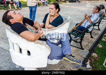 Merida Mexico, Centro Historico Central Historico Central Historico, öffentlicher Park, Plaza Grande Principal de Merida, schlafend, Mann Männer männlich, Frau Frauen Dame f Stockfoto