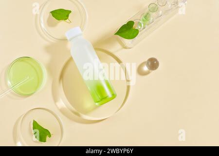 Einige Gläser und eine Flasche auf beigefarbenem Hintergrund. Kopierbereich. Fischminze (Houttuynia cordata) reduziert überschüssiges Fett im Körper Stockfoto