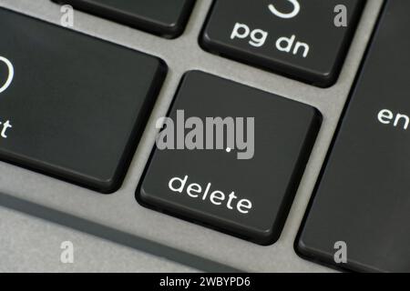 Hochwinkelansicht einer Computertastatur mit selektivem Fokus auf die Löschtaste. Stockfoto