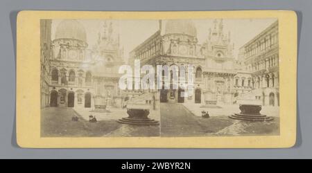 Innenhof des Dogenpaleis in Venedig, C. Coen & figlio, ca. 1860 - ca. 1880 Stereogramm aus venezianischem Karton. Fotografischer Trägeralbumendruck im Innenhof des Palastes oder „Hôtel“. faÃ Innenhof. Nun, Dogepalis Stockfoto
