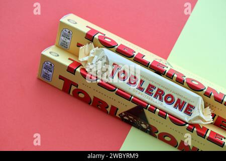 KIEW, UKRAINE - 31. OKTOBER 2023 gelbe Toblerone Schokoladenriegel. Toblerone entstand um 1908 in der Schweiz und wurde von Theodor Tobler gegründet Stockfoto