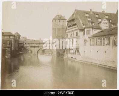Henkerturm und Hotel Bayerischer Hof an der Pegnitz in Nürnberg, Ferdinand Schmidt (zugeschrieben), 1870 - 1890 Fotografie Nürnberger Papieralbumendruckbrücke in der Stadt mit Strukturen, d.h. Geschäften, Häusern, z.B. Ponte Vecchio in Florenz. turm, Uhrenturm  monumentale Verzierung. Hotel, Hostelry, inn. fluss Henkerturm. Pegnitz Stockfoto