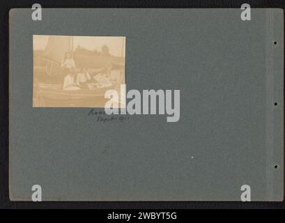 Loentje und Willy Onnen mit zwei anderen Mädchen auf einem Segelboot in Loosdrecht, Carolina Onnen (Loentje) Frederika (Circle of), 1911 fotografieren diese Fotos sind Teil eines Albums. Loosdrecht-Karton. baryta Paper Historical Persons - BB - Woman. Anonyme historische Personen, die in einer Gruppe dargestellt werden, in einem Gruppenporträt. Segelschiff, Segelboot Loosdrecht Stockfoto