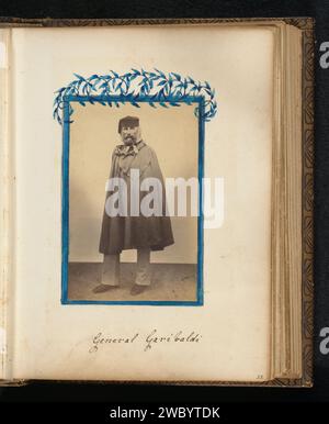 Portret van Garibaldi, anonym, 1865 - 1867 Fotografie Porträt des italienischen Generals Giuseppe Garibaldi. Foto auf Album Magazin im Album mit 68 Fotos, meist mit gelobter Randdekoration. Es handelt sich hauptsächlich um Porträts im Carte-de-Visite-Format. Englische Fotounterstützung. Pappe. Aquarellalbumen drucken historische Personen. oberbefehlshaber, General, Marshal Stockfoto