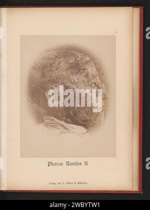 Kopf der Mumie von Pharao Ramses III., gesehen von Opzij, Anonym, Samuel M. Mayer, 1881 - 1886 fotografische Unterstützung Albumenabdruck Mumie. könig Ägypten Stockfoto