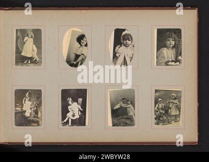 Kinderporträts, Anonym, 1890 - 1900 Fotomechanischer Druck acht Kinderporträts, darunter ein Porträt eines Mädchens mit einem Schaf, ein Porträt eines Mädchens mit einem Storch und ein Porträt eines Mädchens mit einem Hund. Diese Seite ist Teil eines Albums. Papier. Unterstützung für Fotos. Karton Kollotyp / Gelatine Silber Druck Kind (zu Hause). Schafe. Ufer- und Watvögel: Störche. Hund Stockfoto