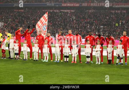 MÜNCHEN, Deutschland. , . Line-up FcBayern 1 Manuel NEUER, 2 Dayot UPAMECANO, 4 Matthijs de LIGT, 6 Joshua KIMMICH, 9 Harry KANE, 10 Leroy SANÉ, Sane, 19 Alphonso DAVIES, 22 Raphael GUERREIRO, 25 Thomas MUELLER, Müller, 27 Konrad LAIMER, 42 Jamal MUSIALA, vor dem Bundesliga-Fußball-Spiel zwischen dem FC Bayern München und der TSG Hoffenheim in der Allianz Arena in München am 12. Januar 2024. DFL, Fussball, 3:0, (Foto und Copyright bei ATP Images/Arthur THILL (THILL Arthur/ATP/SPP) Credit: SPP Sport Press Photo. /Alamy Live News Stockfoto