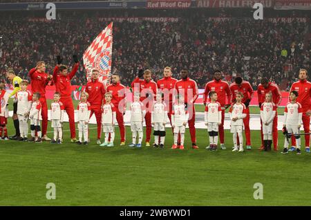 MÜNCHEN, Deutschland. , . Line-up FcBayern 1 Manuel NEUER, 2 Dayot UPAMECANO, 4 Matthijs de LIGT, 6 Joshua KIMMICH, 9 Harry KANE, 10 Leroy SANÉ, Sane, 19 Alphonso DAVIES, 22 Raphael GUERREIRO, 25 Thomas MUELLER, Müller, 27 Konrad LAIMER, 42 Jamal MUSIALA, vor dem Bundesliga-Fußball-Spiel zwischen dem FC Bayern München und der TSG Hoffenheim in der Allianz Arena in München am 12. Januar 2024. DFL, Fussball, 3:0, (Foto und Copyright bei ATP Images/Arthur THILL (THILL Arthur/ATP/SPP) Credit: SPP Sport Press Photo. /Alamy Live News Stockfoto