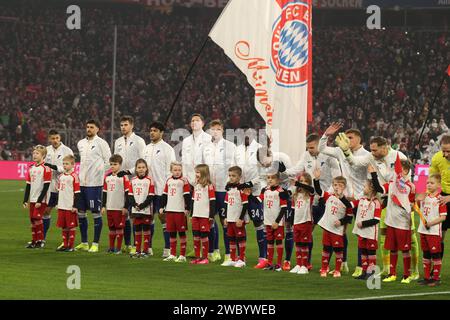 MÜNCHEN, Deutschland. , . TSG HOFFENHEIM Line Up; #1 Oliver Baumann, Keeper, #3 Pavel Kaderabek, #5 Ozan Kabak, #6 Grischa Prömel, Proemel, #10 Wout Weghorst, #11 Florian Grillitsch, #14 Maximilian Beier, #16 Anton Stach, #21 Marius Bülter, Buelter, #27 Andrej Kramaric, #34 Stanley Nsoki, vor dem Bundesliga-Fußball-Spiel zwischen dem FC Bayern München und der TSG Hoffenheim in der Allianz Arena in München am 12. Januar 2024. DFL, Fussball, 3:0, (Foto und Copyright bei ATP Images/Arthur THILL (THILL Arthur/ATP/SPP) Credit: SPP Sport Press Photo. /Alamy Live News Stockfoto