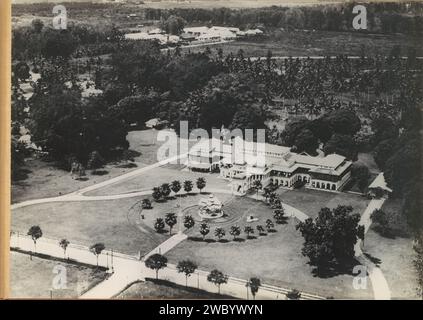 Palast in Medan, aus der Luft gesehen, ca. 1930 - ca. 1940 Fotoalbum Magazin mit einem Foto des Palastes des Sultans von Deli in Medan. Die Aufzeichnung erfolgte auf der Flugstrecke des KLM-Fluges Amsterdam-Batavia. Teil des Gedenkalbums der Indischen Linie von KLM, Teil I Während Papier. Unterstützung für Fotos. Pappe Gelatine Silberdruck Luftverkehr, Luftfahrt. Reisen; Tourismus. palast während Stockfoto