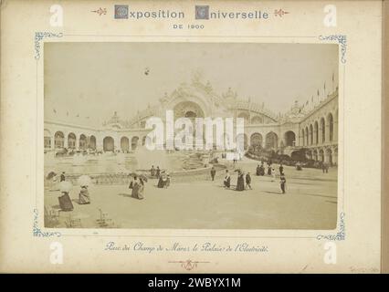 Château d’Eau (Vordergrund) und das Palais de l’Elkicité am Champ du Mars in Paris, 1900 Fotografie Teil des Fotoalbums mit Aufnahmen der Weltausstellung 1900 in Paris. Paris Pappe. Papier. Fotounterstützung Albumendruck Weltausstellung, Weltausstellung. palast. Dekorativer Brunnen (+ Stadt(-Landschaft) mit Figuren, Personal) Paris Stockfoto