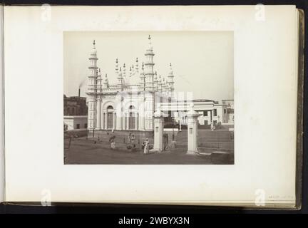 Äußere der Tipu Sultan Shahi Moschee in Kalkutta, Westbengalen, Indien, anonym, ca. 1865 - ca. 1875 Foto Teil des Reisealbums mit Aufnahmen von Sehenswürdigkeiten in Indien, Deutschland, der Schweiz und Frankreich. Kolkata fotografische Unterstützung Albumendruck Tempel, Schrein  Islam, Mohammedanismus Kolkata Stockfoto