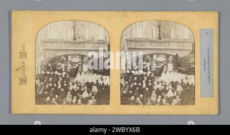 Innenraum der Saint-Etienne-du-Mont in Paris, Anonym, 1855-1875 Tissue-Stereograph Paris Papier. Pappalbumendruck / Schneiden / Perforieren von Teilen des Kircheninnenraums. Ich gehe zur Kirche Saint-Etienne-du-Mont Stockfoto