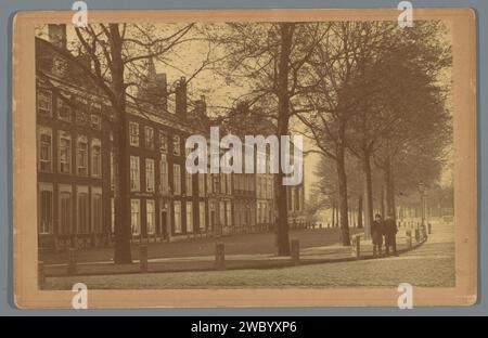 Blick auf das Hotel de Oude Doelen auf der lange Voorhout in den Haag, Anonym, ca. 1870 - ca. 1890 Kabinettfoto Long Forest Pappe. Fotografische Fassade mit Albumenabdruck (von Haus oder Gebäude). Hotel, Hostelry, inn Old Goals Stockfoto