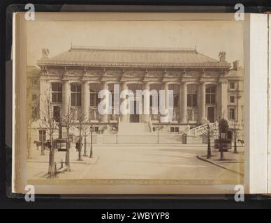 Fassade des Palais de Justice in Paris, Neurdein Frères, 1880 - 1910 Foto dieses Foto ist Teil eines Albums. Fotografische Trägeralbumendruck-(architektonische) Strukturen in Verbindung mit Recht und Gerechtigkeit. Fassade (des Hauses oder Gebäudes) Gerichtsgebäude Stockfoto