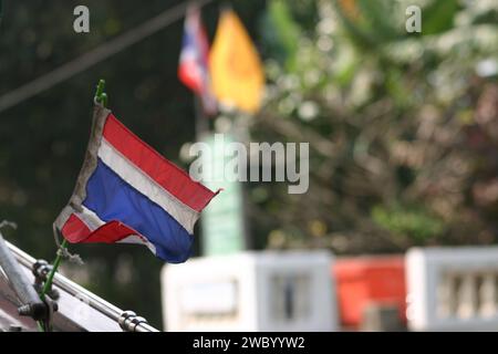 Thai Flag auf dem Boot, während Sie auf dem Chao Phraya Fluss schwimmen Stockfoto