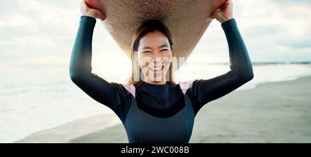 Glücklich, Porträt und Frau mit Surfbrett am Strand, Meer und Meer im Sommerurlaub, Reiseabenteuer und Spaß. Japanischer Surfer ist auf Wasser gespannt Stockfoto