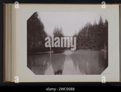 Ansicht des Kurparks in Bad Schwalbach, Anonym, 1890 - 1899 fotomechanischer Druck dieser Druck ist Teil eines Albums. Papierkollotype öffentliche Gärten, Park (+ Stadt(-Landschaft) mit Figuren, Personal) Bad Schwalbach Stockfoto