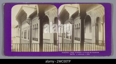 Blick auf den Haupteingang des Alcazar in Sevilla, Jean Andrieu, 1862 - 1876 Stereogramm Sevilla Karton. Fototräger Albumenkratzer, Eingang reales Alcázares Stockfoto