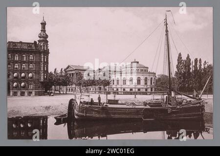 Ansicht der Plantage Middenlaan mit der Plantage Muidergracht in Amsterdam, Anonym, 1875 - 1930 fotomechanischer Druck rechts das Aquariengebäude von Artis. Amsterdam Papier Kollotypkanäle, Gewässer (in der Stadt). zoologischer Garten, Zoo, als Ort, wo nicht-Haustiere gehalten werden Plantage Middenlaan. Plantage Muidergracht (Amsterdam). Artis Stockfoto