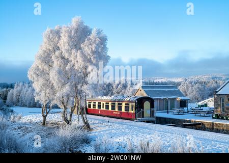 Grantown East Zug mit Essenswagen im Schnee. Grantown auf Spey, Highlands, Schottland Stockfoto