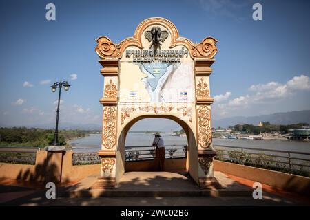 Chiang Saen, Chiang Rai, Thailand. Januar 2024. Ein Blick auf das „Goldene Dreieck“-Tor in Chiang Saen, das die Grenzen der drei Länder, Myanmar, Thailand und Laos darstellt, während ein lokaler Tourist durch das Tor in Richtung Horizont blickt. (Credit Image: © Guillaume Payen/SOPA Images via ZUMA Press Wire) NUR REDAKTIONELLE VERWENDUNG! Nicht für kommerzielle ZWECKE! Stockfoto