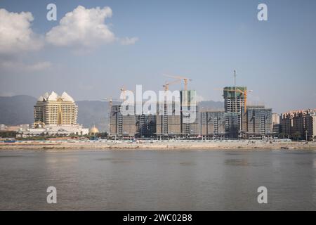Chiang Saen, Chiang Rai, Thailand. Januar 2024. Kings Romans Casino in Van Pak Len, Laos von Chiang Saen City in Thailand, neben Unterbauten Hochhäusern. (Credit Image: © Guillaume Payen/SOPA Images via ZUMA Press Wire) NUR REDAKTIONELLE VERWENDUNG! Nicht für kommerzielle ZWECKE! Stockfoto