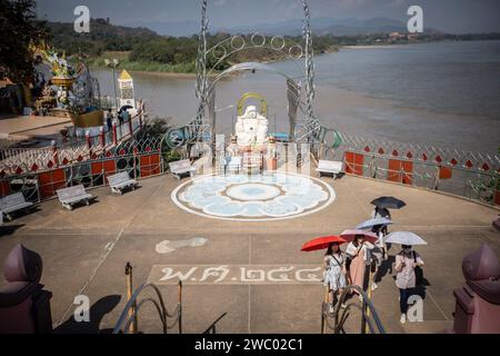 Chiang Saen, Chiang Rai, Thailand. Januar 2024. Asiatische Touristen besuchen das Goldene Dreieck in Chiang Saen. (Credit Image: © Guillaume Payen/SOPA Images via ZUMA Press Wire) NUR REDAKTIONELLE VERWENDUNG! Nicht für kommerzielle ZWECKE! Stockfoto